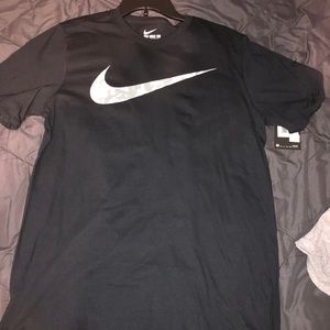 black nike t shirt